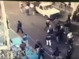 Al final del video, de un minuto con 25 segundos, los agredidos se retiran. YOUTUBE / Eluniversal Online