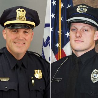 Ponen bajo custodia a sospechoso de asesinar a dos policías en EU