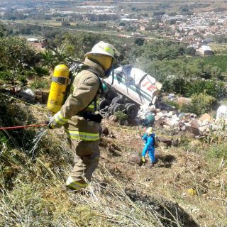Tráiler cargado con material peligroso vuelca en Atotonilco