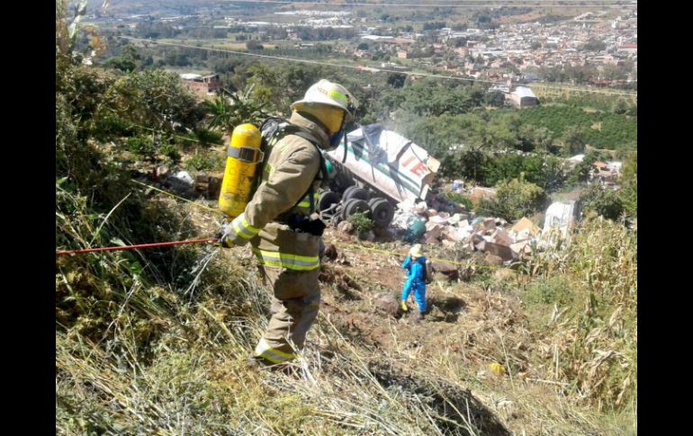 En coordinación con Protección Civil, Bomberos de Atotonilco y Ocotlán realizaron las maniobras para rescatar la mercancia. TWITTER / @PCJalisco