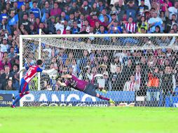 Tiago Volpi ataja el disparo de Carlos Cisneros (#24). El portero de los Gallos fue el héroe en el partido y desde los 11 pasos. MEXSPORT /