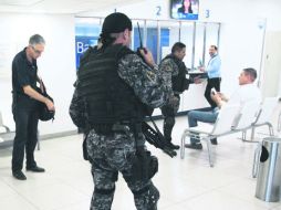 Los agentes estatales estarán dentro de las sucursales. ESPECIAL /