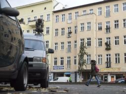 Vista general de la fachada del edificio en el que fue detenido anoche el sospechoso. EFE / M. Kappeler