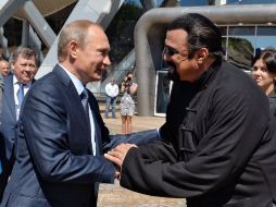 El presidente ruso, que es un gran aficionado a la artes marciales, se ha reunido en varias ocasiones con Seagal. AP / A. Druzhinin