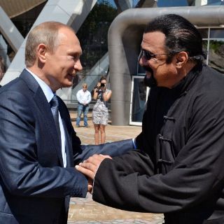 Conceden la ciudadanía rusa al actor Steven Seagal