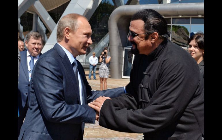 El presidente ruso, que es un gran aficionado a la artes marciales, se ha reunido en varias ocasiones con Seagal. AP / A. Druzhinin