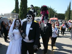 Por el Día de Muertos, diversas personas realizaron una procesión con diferentes caracterizaciones, incluyendo unos recién casados. EL INFORMADOR / R. Tamayo