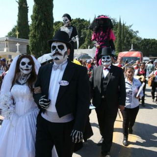 Gastan hasta cinco mil pesos en recordar a sus difuntos