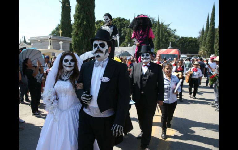 Por el Día de Muertos, diversas personas realizaron una procesión con diferentes caracterizaciones, incluyendo unos recién casados. EL INFORMADOR / R. Tamayo