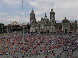 En el Zócalo capitalino se repartieron gratuitamente alrededor de 55 mil piezas de pan de muerto entre el martes y el miércoles. SUN / ARCHIVO