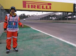 Así como Eduardo Solana, son miles de aficionados a la F1 en México que ofrecen su tiempo y entrega por pasión al deporte. EL INFORMADOR / P. Gallardo