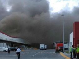 A kilómetros de distancia era visible una espesa nube de humo. ESPECIAL /  Protección Civil Apodaca