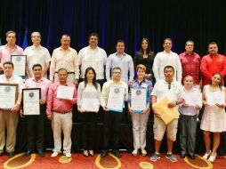 Aristóteles hizo entrega de los reconocimientos a los empresarios. ESPECIAL / Aristóteles Sandoval