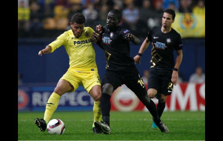 El mexicano dos Santos (I) disputa un balón con Ndiaye (D), del Osmanlispor. AFP / J. Jordan