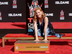 Jessica Chastain sumergió sus manos y pies en cemento en la calzada del afamado Teatro Chino. AFP / M. Winkelmeyer