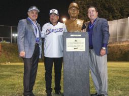 La directiva de Charros celebra así los casi nueve años de carrera del pitcher. TWITTER / @StraffonImages