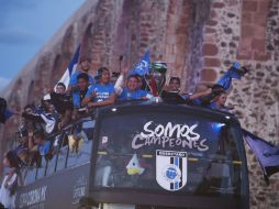 El 'Gallo-bus' de color negro inició el camino en el estadio La Corregidora. MEXSPORT / O. Martínez