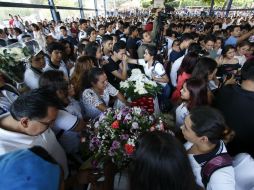 Alumnos, maestros y directivos de la UAEM participan de los funerales de los cuatro estudiantes asesinados en Yautepec. EFE / T. Rivera