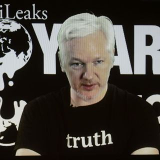 Bancos y prensa no dejarán ganar a Trump: Assange