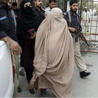 La 'niña afgana' de NatGeo es expulsada de Pakistán