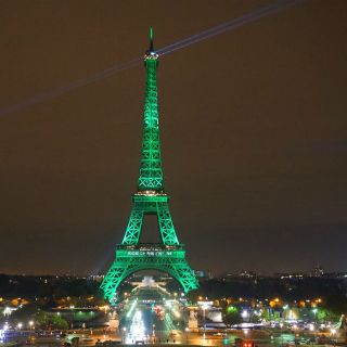 Torre Eiffel luce verde por día uno de acuerdo contra cambio climático