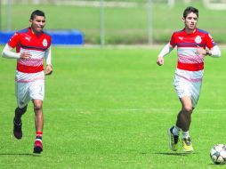 Pineda y Brizuela son dos jugadores clave en el esquema de Almeyda para buscar salir con puntos frente a los guanajuatenses. ESPECIAL /