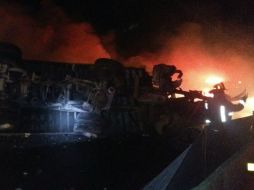 Hasta la madrugada de este sábado se desconocen las causas del accidente, el cual provocó el cierre de dicho libramiento. TWITTER / @Miguelkuco