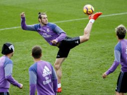 El equipo merengue entrena, sabiendo que encadena diez partidos recibiendo goles especialmente dolorosos. EFE /