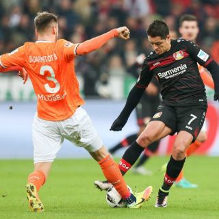 Leverkusen gana 3-2, pero 'Chicharito' no anota