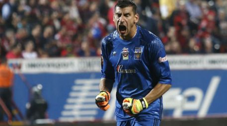 El portero felino Nahuel Guzmán no se midió al provocar a la tribuna local. NTX / E. Castro