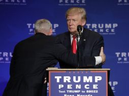 'Nadie dijo que sería fácil para nosotros', dijo Trump al regresar al escensario. AP / J. Locher