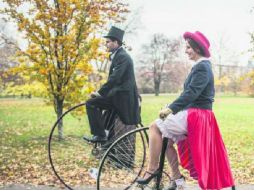 Los paseantes recrean un tiempo que ya no existe. EFE / ESPECIAL