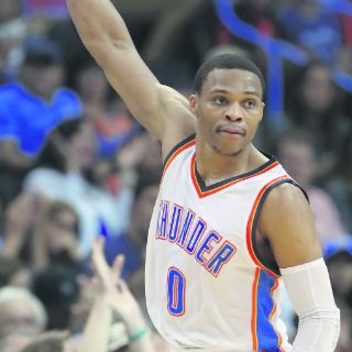 Westbrook conduce triunfo de los líderes Thunder
