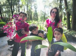 La señora María de Jesús, en compañía de sus hijos Ángel, Matías y Carlos, adoptaron cuatro árboles los cuales plantarán en su hogar. EL INFORMADOR / R. Tamayo