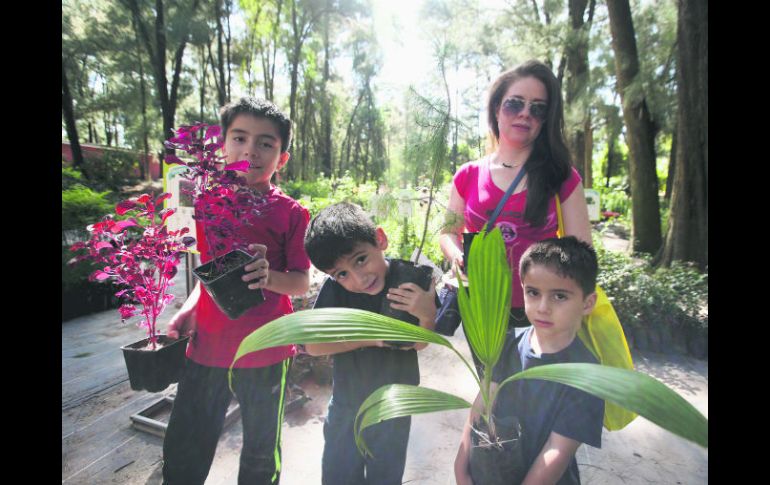 La señora María de Jesús, en compañía de sus hijos Ángel, Matías y Carlos, adoptaron cuatro árboles los cuales plantarán en su hogar. EL INFORMADOR / R. Tamayo