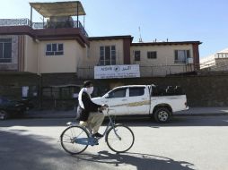 Un ciclista pasa frente al edificio donde sucedió el secuestro. AP / R. Gul