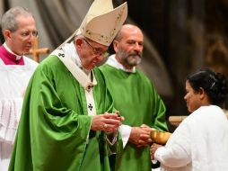 Francisco habla con la esposa de uno de los reclusos que participó en la misa. AFP / V. Pinto