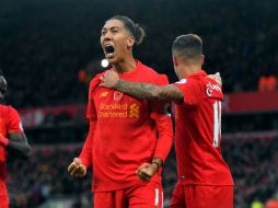 Roberto Firmino celebra su gol, el cuarto de la noche. AP / D. Howarth