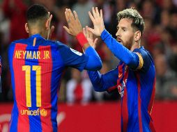 El argentino (D) celebra su anotación con Neymar. AP / M. Morenatti