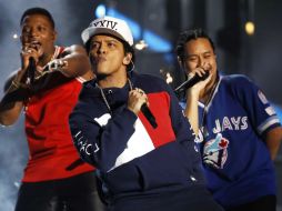 Bruno Mars abrió los MTV Europe Music Awards 2016 al ritmo de su nuevo sencillo '24K Magic'. EFE / R. De Waal