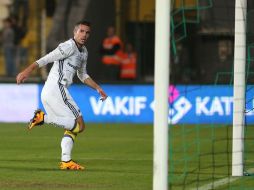 El jugador fue traslado a un hospital tras la agresión. TWITTER / @Fenerbahce