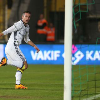 Van Persie sufre un codazo y podría perder su ojo izquierdo