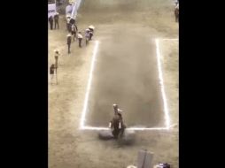 En un video se aprecia que Velasco Coello caé al suelo cuando realiza una cala. TWITTER / @AlertaChiapas