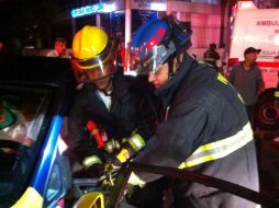 E único lesionado fue el chofer del vehículo de alquiler, de unos 55 años de edad y a quien los bomberos rescataron. EL INFORMADOR / Bomberos de Guadalajara