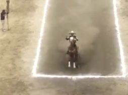 En una grabación publicada en YouTube se puede apreciar el momento en que el gobernador chiapaneco cae de su caballo. ESPECIAL /