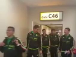 El equipo mexicano dejó con las ganas de observarlos a los aficionados que se dieron cita en el aeropuerto. TWITTER / @miseleccionmx