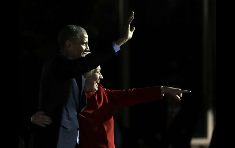 Barack Obama y Michelle acompañaron a Hillary y su esposo Bill Clinton en un acto de campaña en el Salón de la Independencia. AP / J. Lane