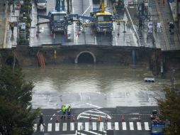 El agujero se ha ido agrandando progresivamente hasta abarcar la totalidad de la intersección y las aceras. EFE / H. Yamamura