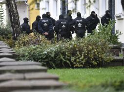 Policías registran una vivienda frente a la mezquita Circle Hildesheim en Hildesheim. EFE / J. Stratenschulte