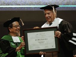 Mario Vargas Llosa al momento de recibir su honoris causa. EFE / M. Cristino